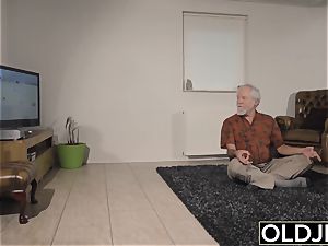 teenager Interrupts granddad from Yoga And deepthroats his chisel